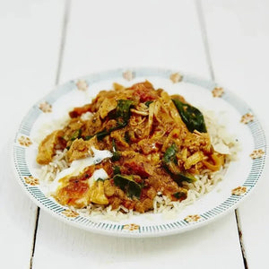 Curry indien de poulet avec lentilles et épinards